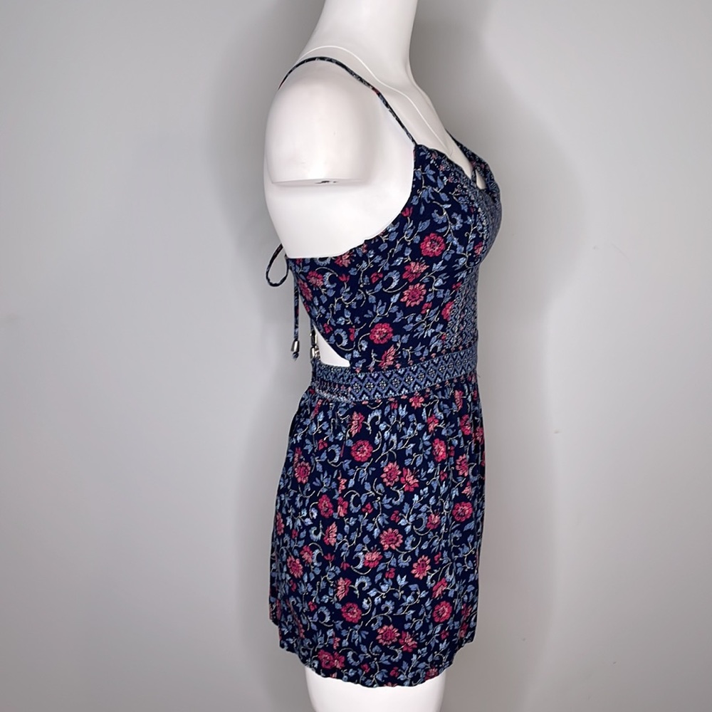 Re-list - Hollister Strappy Shorts Romper - Picture 3 of 9